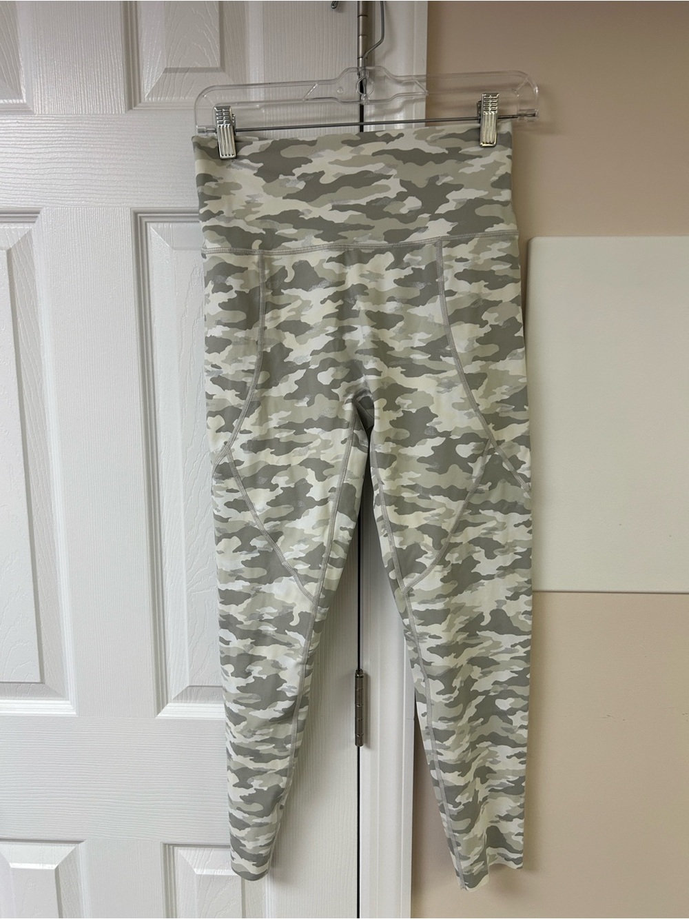 Aerie Chill Play Move Legging Size large Gray White Camo High Rise 7/8 length